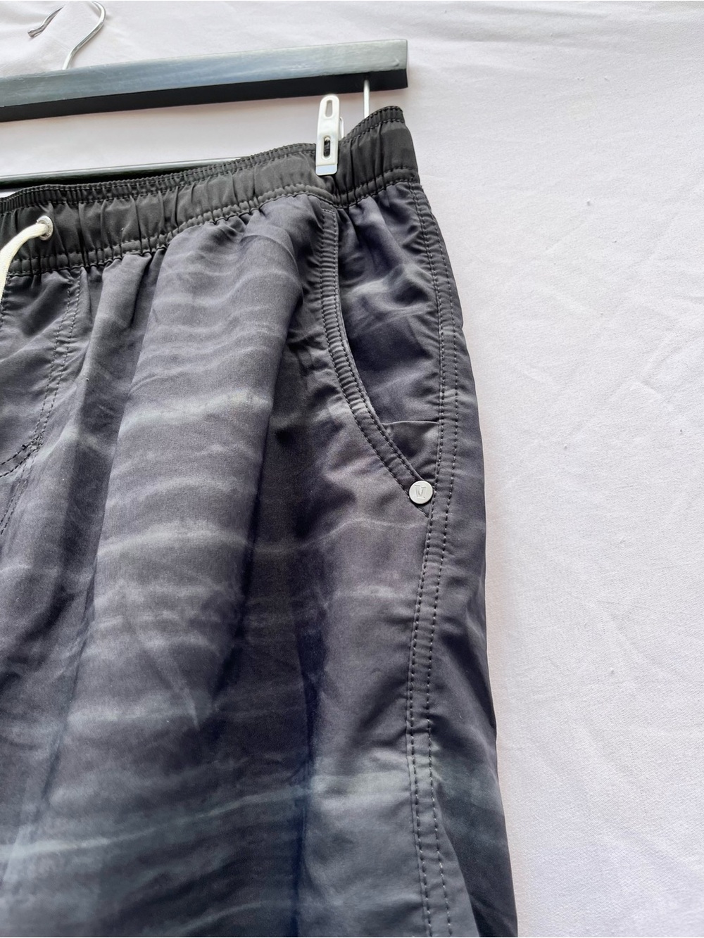 VUORI | MEN'S KORE 7" SHORTS LARGE IN BLACKSTRIPES LINED ATHLETIC - Picture 7 of 8